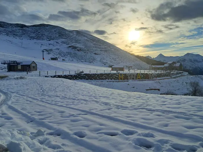 Le plateau de Hautacam sous la neige au soleil couchant